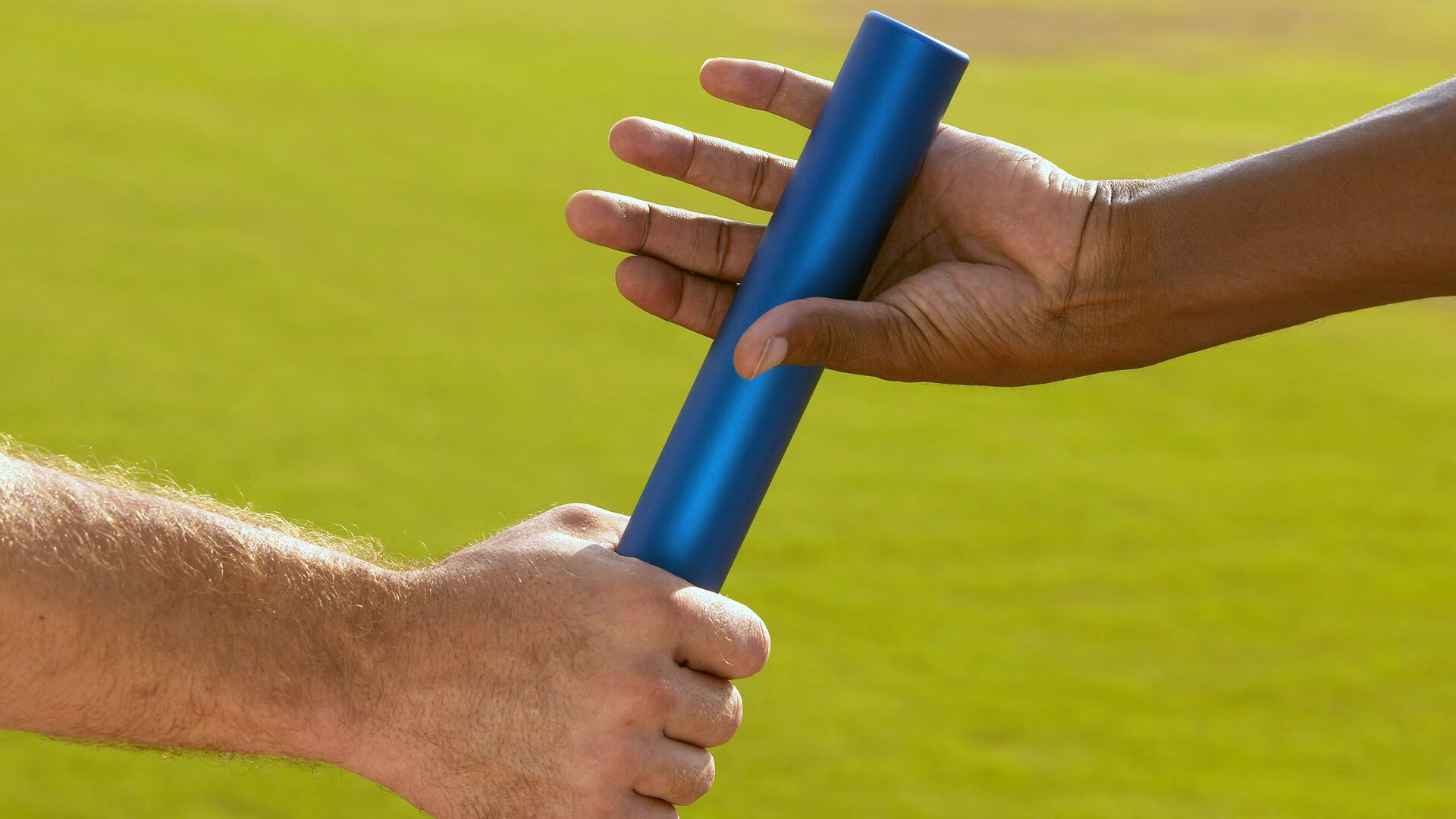 赛道上的绝杀时刻,汉密尔顿高光表现,梅赛德斯力压哈斯车队